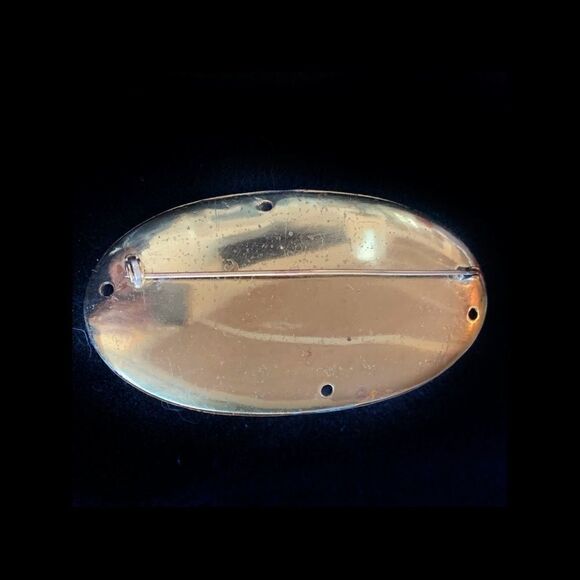 Huge embossed ox Goldtone baroque floral sash pin - Picture 6 of 6